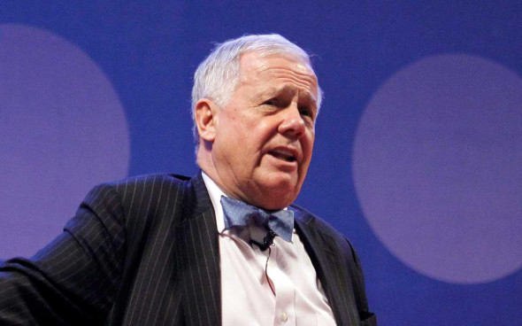 Американский инвестор Джим Роджерс полностью вышел из американского рынка акций и одним из ключевых направлений куда он переложил капитал стал фондовый рынок Узбекистана Ближе к концу 2025 года он продал все свои активы в США и отметил что узбекские акции стали для него необычной позицией в портфеле при этом он заявил что купил большинство бумаг которые вообще торгуются на местной бирже Структура его позиции по Узбекистану принципиальна он держит только акции узбекских эмитентов и сознательно не покупает суверенный долг страны Подробнее на нашем сайте Актуальные новости из Центральной Азии fergananews