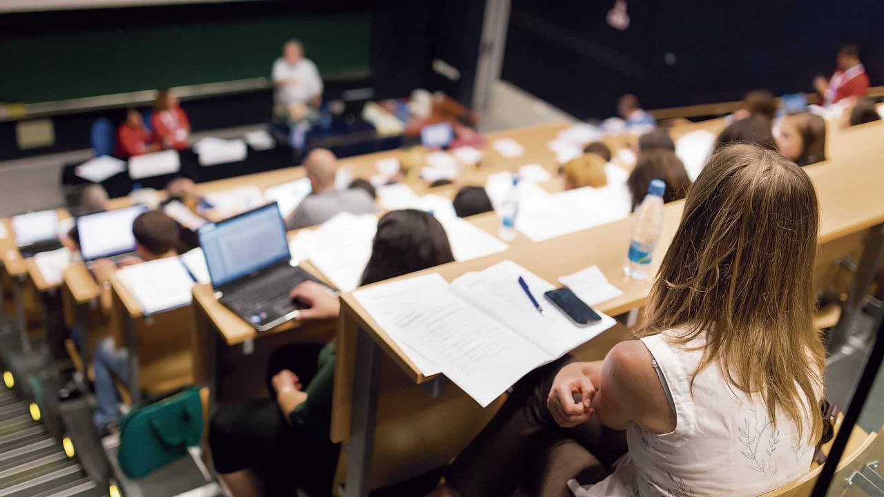 Государственные вузы Грузии перестанут принимать иностранцев со следующего учебного года Министр образования Гиви Миканадзе заявил что государственные университеты больше не будут принимать иностранных студентов По его словам решение связано с ориентацией на интересы страны и повышением качества образования для граждан Грузии Ограничение коснётся только государственных вузов частные продолжат приём в обычном режиме Власти отмечают что именно частный сектор сможет сосредоточиться на иностранных абитуриентах которые сейчас составляют значительную часть студентов в медицинских программах По данным правительства численность иностранцев в грузинских вузах за последние годы выросла вдвое с 17 500 до 37 100 студентов Больше всего учащихся приезжают из Индии преимущественно на медицинские факультеты Статистика Тбилисского государственного медицинского университета 45 студентов иностранные граждане а 55 граждане Грузии