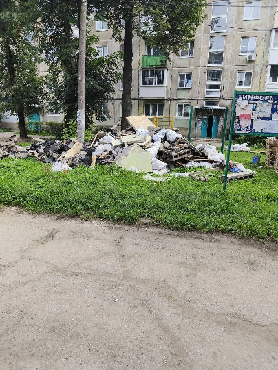 Жители дома 8 по ул. Чапаева в Новомосковске жалуются на строителей.   Те, после работ по обновлению дымоходов, оставили мусор на детской площадке. Подростки используют оставленные поддоны и арматуру для строительства «домиков»  Администрация сообщила, что управляющей компании было выдано предписание убрать всё до 5-го или 10-го числа, но ситуация не изменилась.