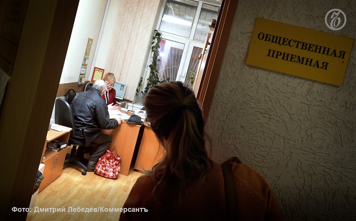 Конституционный суд РФ КС рассмотрит жалобу жителя села в Мурманской области оспаривающего нормы закона о защите прав потребителей Покупатель попытался через почту вернуть приобретенный в интернет магазине детский комбинезон но продавец велел привезти его в магазин Выяснив что ближайшая точка продавца находится в 218 км от места жительства мужчина обратился в Роспотребнадзор и суды Но везде получил отказ со ссылкой что закон не устанавливает конкретное место и способ возврата товара Эксперты отмечают что при дистанционном способе продажи порядок возврата товара все же может быть установлен продавцом но лишь при условии что эта информация доведена до потребителя в момент или до момента оформления заказа Подписывайтесь на Ъ Оставляйте бусты