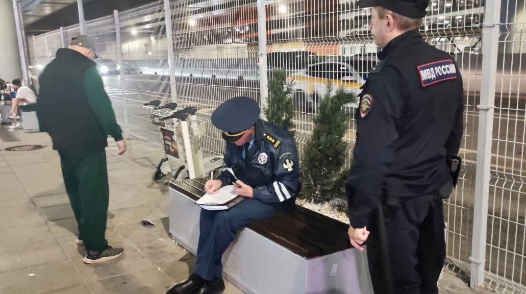 В аэропортах Подмосковья начали выявлять и штрафовать зазывал для таксистов сообщает региональный минтранс Такие мероприятия будут проводиться на ежедневной основе чтобы пассажиры не сталкивались с зазывалами и обращались за услугой к официальным перевозчиками такси Пользоваться услугами нелегалов небезопасно пассажиры не застрахованы на случай аварии Автомобиль такси должен соответствовать региональному стандарту Картина дня в телеграм канале РБК