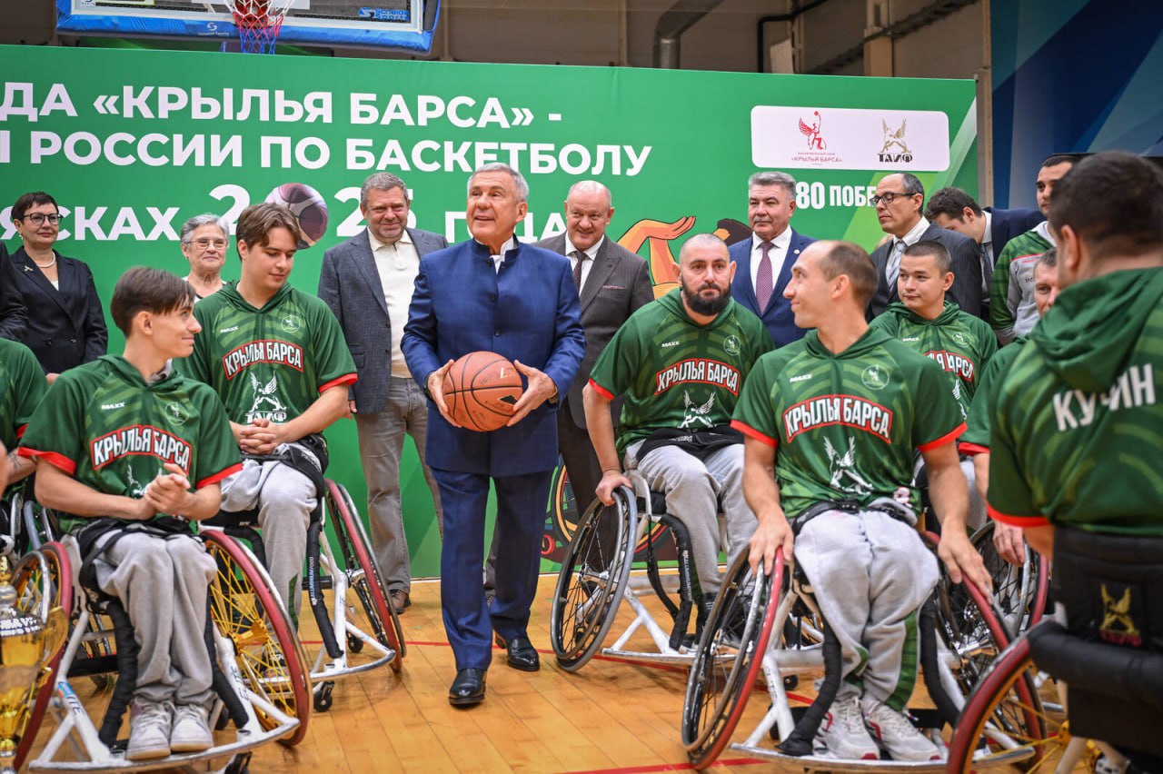 Рустам Минниханов Каждый из вас это пример того как можно достигнуть успехов в спорте несмотря на все трудности Сегодня Раис Татарстана встретился с коллективом баскетбольного клуба Крылья Барса победителем Чемпионата России по баскетболу на колясках 2025 года Напомним что в финале турнира команда из Татарстана обыграла сборную Санкт Петербурга завоевав чемпионский титул второй раз подряд Успехи команды вдохновляют людей с ограниченными возможностями здоровья к занятию спортом Вы все большие молодцы Мы вами очень гордимся подчеркнул Раис республики Рустам Минниханов отметил что в Татарстане будет продолжена всесторонняя поддержка развития адаптивного спорта В знак признания заслуг он вручил Благодарности Раиса Республики Татарстан тренерам и игрокам Крыльев Барса Подписаться на канал Мы в МАХ