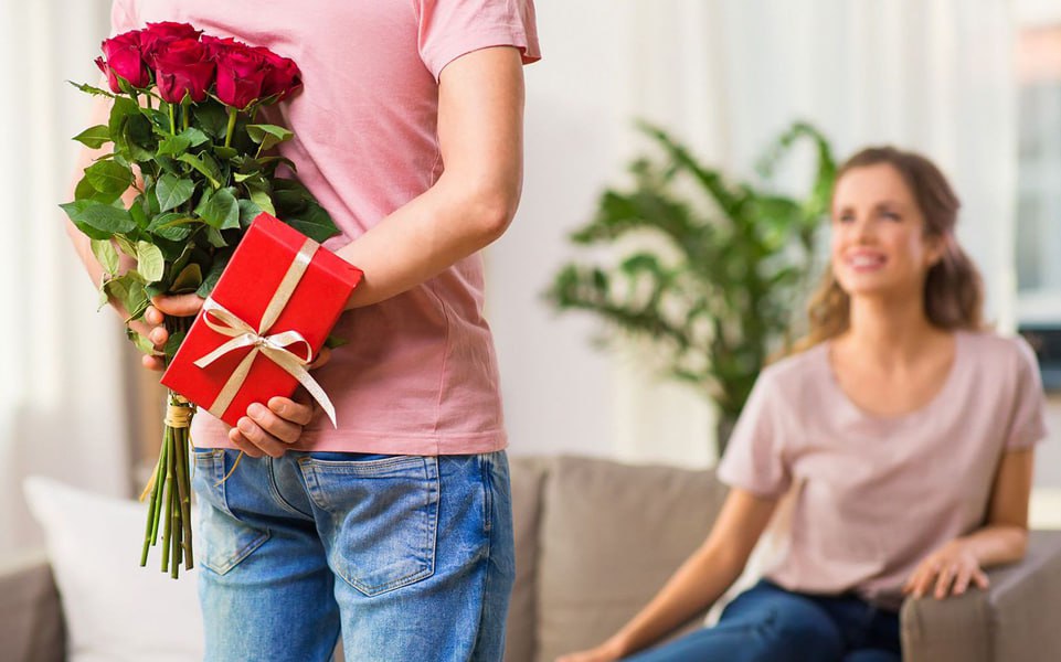 Половина россиянок считают что их мужчина не угадает с подарком на Новый год рассказали РИА Новости в 585 Золотой Среди главных причин такого недоверия они назвали Неспособность мужчин купить то что нужно даже с четкими инструкциями Самоуверенность в том что они лучше знают что нужно партнерше Непонимание намеков Опасение что партнер сэкономит и купит дешевый аналог Подписаться на РИА Новости экономика Все наши каналы