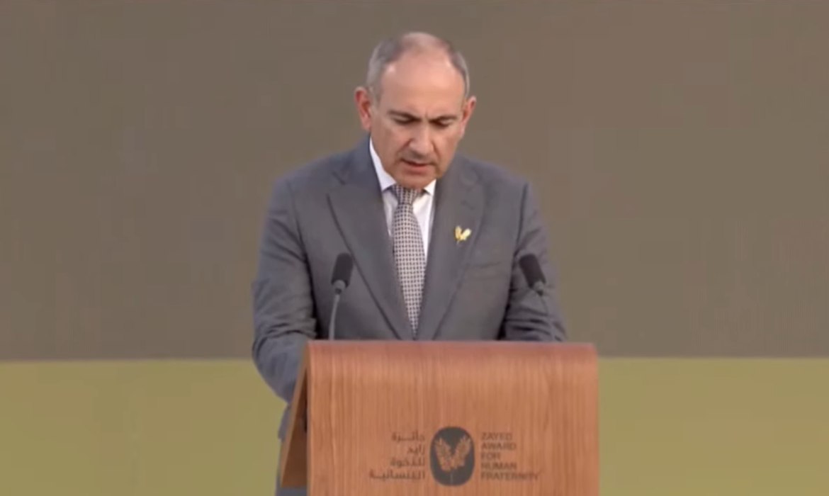 Никол Пашинян эта награда принадлежит каждому армянину и азербайджанцу который осмелился надеяться на мир Премьер министр Армении заявил что совместное вручение лидерам Армении и Азербайджана премии Zayed Award for Human Fraternity стало беспрецедентным событием которое ещё несколько лет назад казалось невозможным По его словам церемония это не только символ мира но и подтверждение того что страница многолетнего конфликта окончательно перевёрнута Награда также отражает поддержку международного сообщества и усилий обеих стран Пашинян подчеркнул что премия учреждённая представителями мусульманского и христианского миров символизирует межрелигиозную солидарность ради мира Он отметил что мирное соглашение стало возможным благодаря осознанию конфликт необходимо остановить сейчас иначе страдания продолжатся бесконечно Несмотря на то что награду получают лидеры её настоящими обладателями являются народы двух стран Эта награда принадлежит каждому армянину и азербайджанцу который осмелился надеяться на мир заявил он Премьер признал что путь к примирению сложный из за боли недоверия и утрат однако подчеркнул только мир может стать настоящим уважением к памяти жертв В завершение он поблагодарил президента США Дональд Трамп за вклад в достижение соглашения а также руководство Объединённые Арабские Эмираты включая президента Мухаммед бин Заид Аль Нахайян и почтил память основателя страны Зайед бин Султан Аль Нахайян