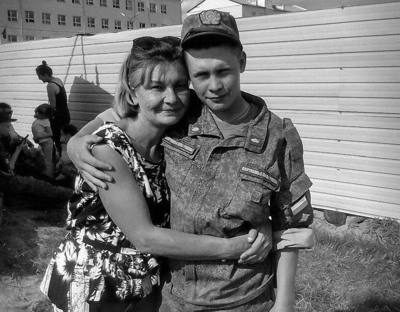В Забайкалье мать умерла прямо на могиле сына погибшего на СВО Жительница Балея до последних дней жила болью утраты Её сын 23 летний Максим Шарыпов после срочной службы подписал контракт успел вернуться домой с ранением но осенью 2022 го вновь отправился на фронт Вскоре он погиб в районе посёлка Отрадное в ДНР В июне его похоронили на местном кладбище Женщина не могла смириться с потерей почти ежедневно приходила к сыну Через некоторое время после 40 дней её сердце остановилось прямо у его могилы Нашли её работники кладбища В военкомате подтвердили что Максим служил старшим механиком водителем танкового батальона Новости Дня
