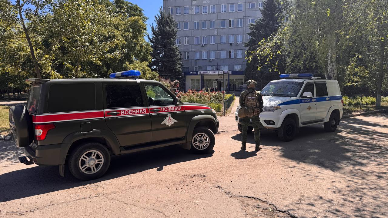 Поликлиника №10 возобновила работу после ложного минирования Об этом рассказала министр здравоохранения ЛНР Наталия Пащенко Оперативные службы, включая кинологов, обследовали здание медучреждения. Взрывоопасных веществ и предметов не обнаружено. "Поликлиника продолжает работать по утвержденному режиму до 19.00", - отметила министр. ⏺Напомним, с утра из-за анонимного сообщения о минировании была проведена эвакуация городской поликлиники №10