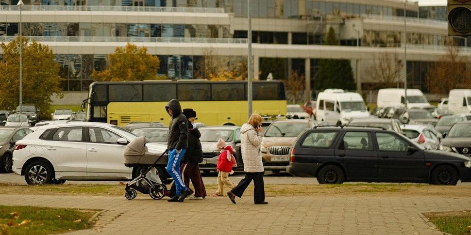 Снятие ограничения размера пенсии и дополнительная поддержка семьям с детьми-инвалидами. Подписан Указ «О социальной поддержке».   Сегодня Александр Лукашенко подписал указ №402 «О социальной поддержке», который отменяет ограничения на размер пенсии работающим пенсионерам. Об этом и других новшествах сообщает Министерство труда и соцзащиты.   Вот какие изменения ждут белорусов: • Снятие ограничения размера пенсии работающим пенсионерам Сейчас для пожилых белорусов применяется индивидуальный коэффициент заработка  ИКЗ . Люди, у которых он выше 1,3, получают пенсию не в полном объеме. Согласно новому закону это ограничения отменяется.  • Увеличение срока подачи заявления о назначении пенсии Вводится право обращения с заявлением как за месяц до возникновения права на пенсию, так и в течение одного месяца после возникновения права на пенсию. Если этот срок выдержан, пенсию назначат со дня возникновения права на нее. При более поздней дате обращения с заявлением пенсия будет назначаться со дня обращения за ней.  • Для отдельных категорий граждан сохраняется право получать пенсию на почте Это касается людей с особенностями здоровья, а также проживающих с инвалидом I группы или ухаживающих за ребенком-инвалидом. Такая возможность предоставляется также всем пенсионерам в случае оплаты этой услуги за счет своих денег.  • Упрощается процедура сбора документов о заработке для исчисления пенсии Указом фиксируется 30-летний период для расчета индивидуального коэффициента заработка. Дальнейшее ежегодное увеличение этого периода прекращается в целях постепенного перехода к подтверждению заработка только данными индивидуального  персонифицированного  учета фонда соцзащиты населения  ведется с 2003 года , без представления гражданами «бумажных» справок о заработке.  • Дополнительная поддержка семьям с детьми-инвалидами Предоставлено право на досрочную пенсию по возрасту отцам детей-инвалидов  инвалидов с детства , самостоятельно воспитавшим ребенка, без участия матери. А детям-инвалидам в случае смерти одного из родителей устанавливается дополнительное повышение к пенсии  с учетом степени утраты здоровья от 80 до 110 процентов БПМ .  • Снижение страхового стажа для женщин с четырьмя детьми Женщинам, родившим четверых детей и воспитавшим их до 8-летнего возраста, страховой стаж для назначения пенсии по возрасту снижается с 10 лет до 5 лет, как это предусмотрено для женщин с пятью и более детьми.   Основные положения Указа вступают в силу с 1 января 2025 года.