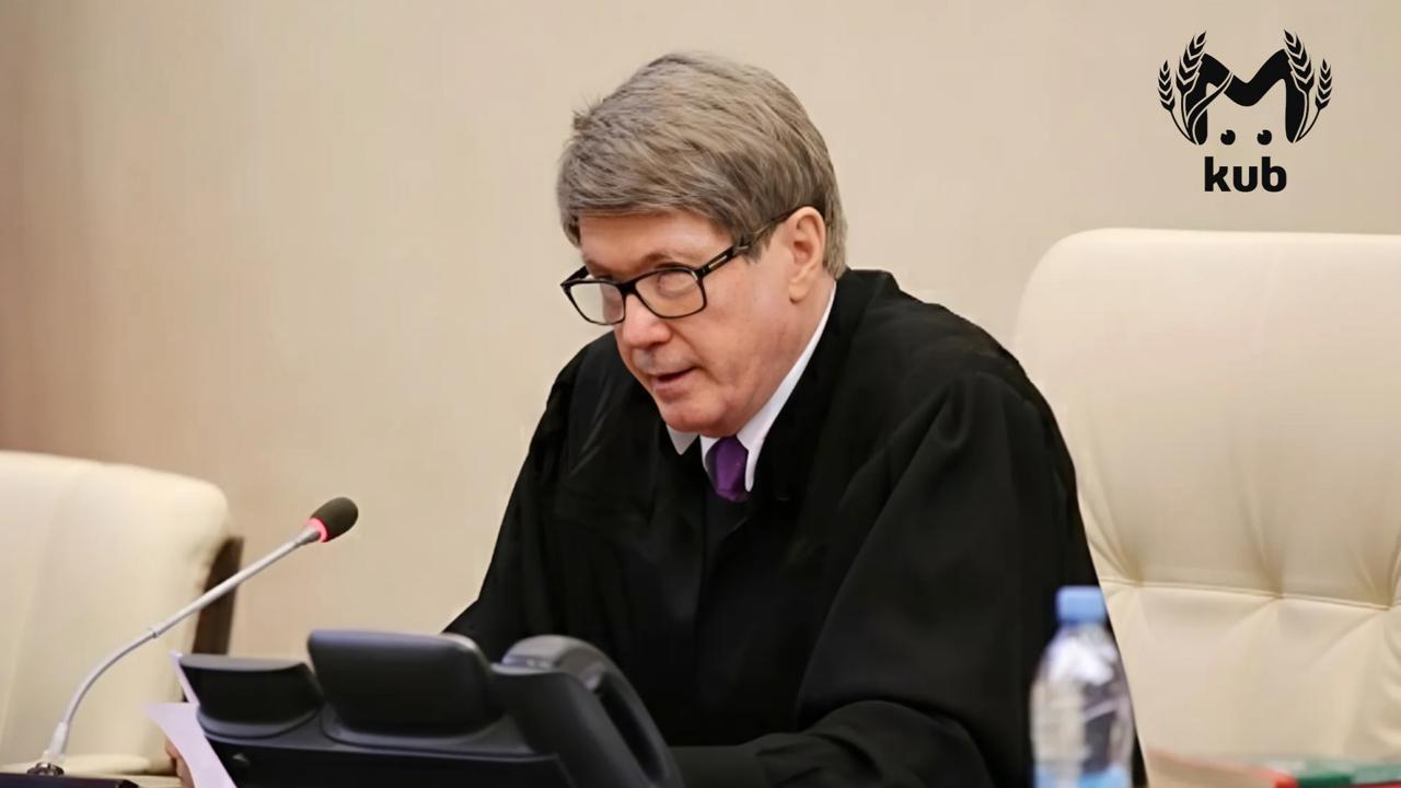 У бывшего главы Краснодарского краевого суда нашли незаконного имущества и активов на СЕМЬ МИЛЛИАРДОВ рублей. Александр Чернов рулил краевыми судьями с 1994 по 2019 год. По закону госслужащим нельзя делать бизнес. Чернов решил, что запреты — не для него. По версии Генпрокуратуры, пока он был председателем, успел обзавестись аграрными фирмами и скупить кучу недвижимости по всей стране. Для обхода запретов, переписывал имущество на жену, внучку Анастасию Рязанскую супруга сына "золотой судьи" Хахалевой , знакомого депутата Заксобрания Виталия Новикова и семью покойного главы Кавказского района. В 2019 году, когда вокруг той же Хахалевой и самого Чернова разгорелся скандал, он тихо подал в отставку. Сейчас Генпрокуратура требует вернуть эти семь миллиардов, а если дело дойдет до Верховного суда — бывшему судье может светить уголовка. Чернов пытался сыграть на сроке давности, но Конституционный суд отменил его для таких дел.