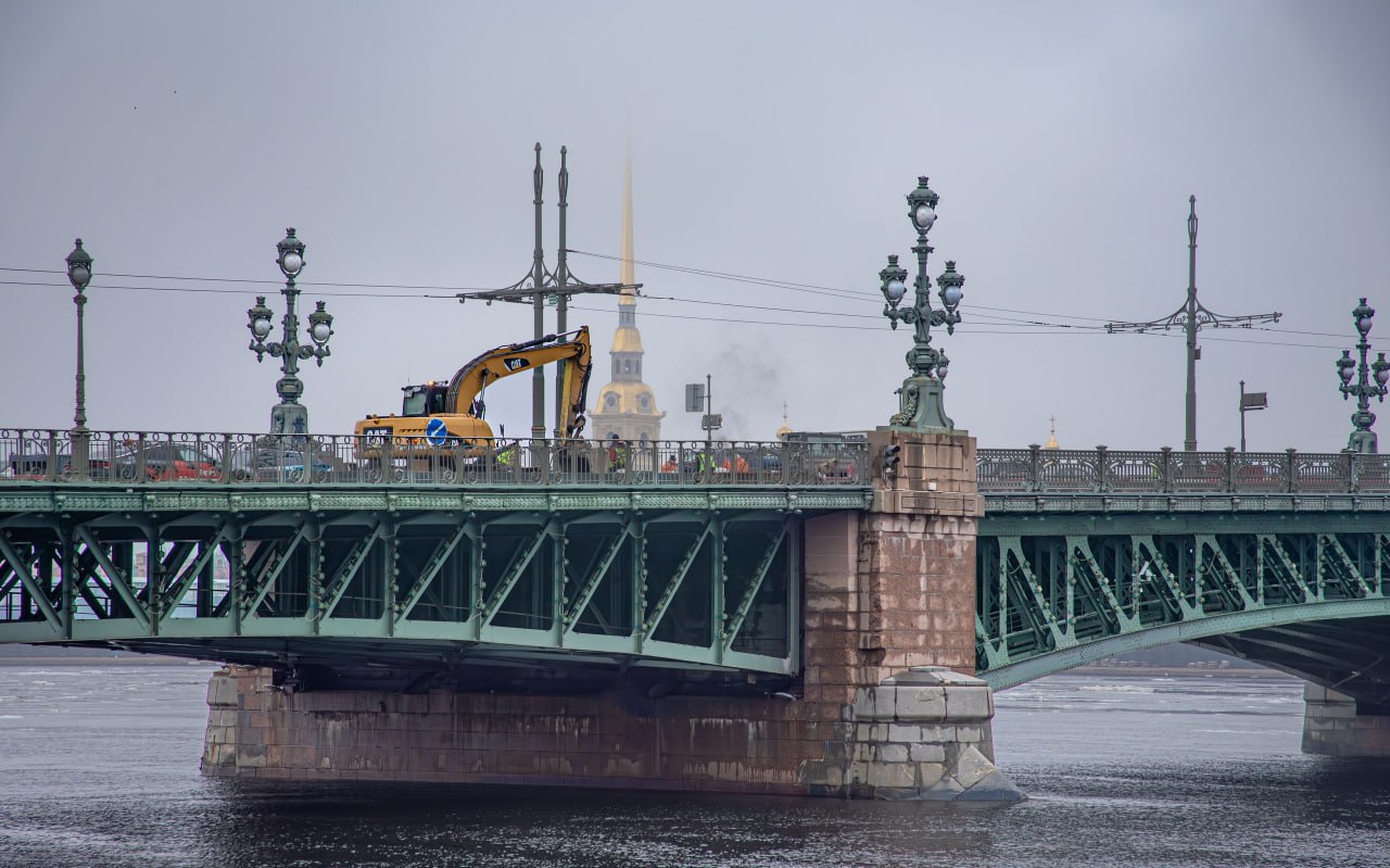 Ремонт Троицкого моста выходит на новый этап Производитель приступает к работам в правой полосе. В связи с этим со 2 мая по 10 июня автобусы будут двигаться по левой стороне переправы. Ранее автобусы двигались по правой. На личном автомобиле по свежеотремонтированному полотну моста можно будет проехать уже после 10 июня. Фото: Мостотрест