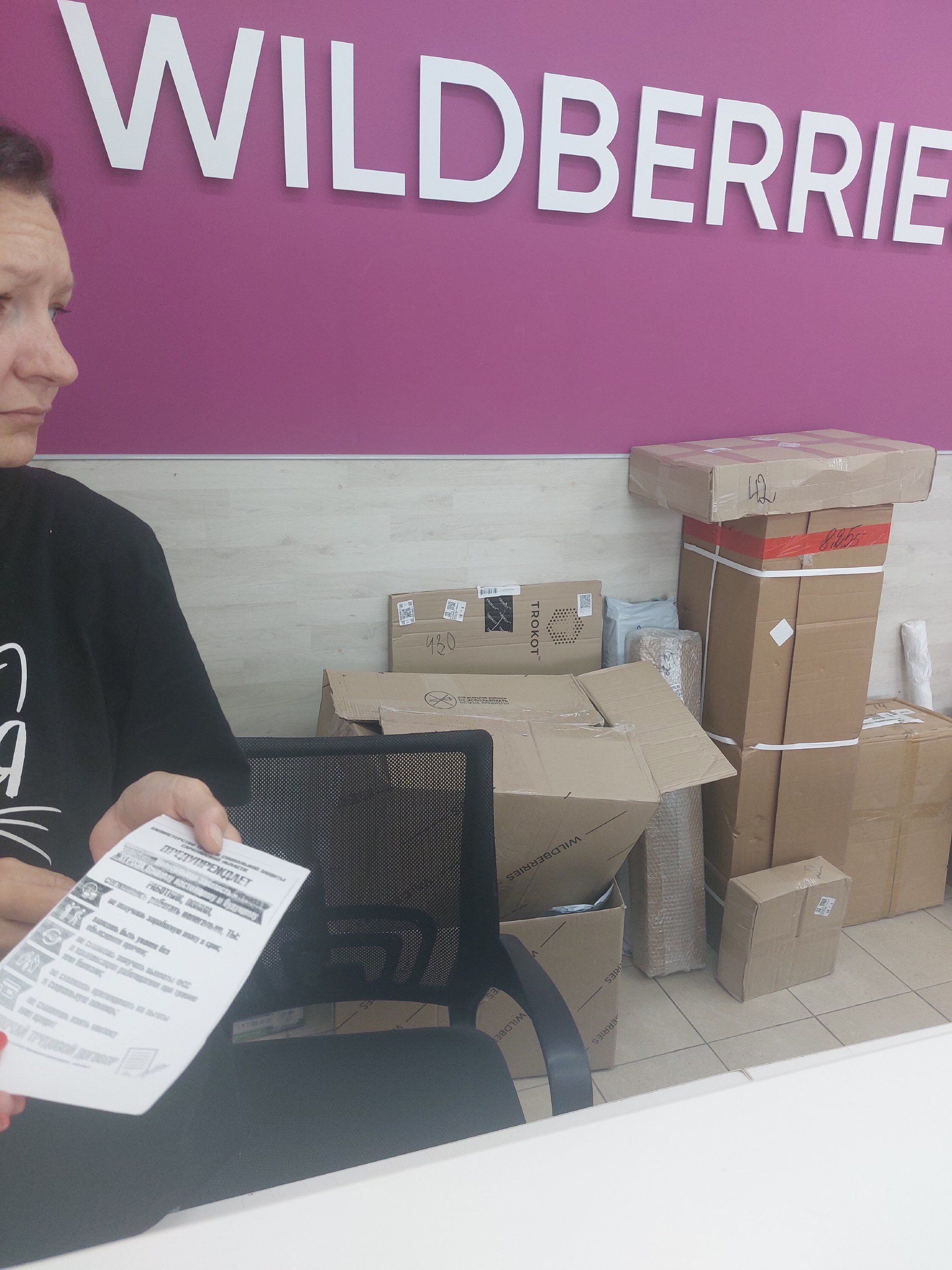 В Пугачевском районе продолжается профилактическая работа по снижению неформальной занятости.   Сотрудники администрации и  налоговой службы провели информационную работу с сотрудниками пунктов выдачи заказов о важности официального трудоустройства.   Администрация Пугачевского муниципального района напоминает, что неформальная занятость является нарушением трудового законодательства.