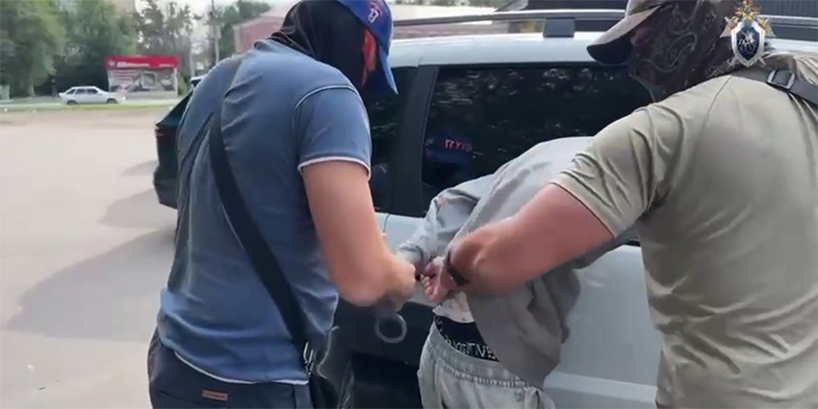 Троих саратовских подростков арестовали за теракт на железной дороге В Саратовской области троих подростков заключили под стражу по обвинению в совершении террористического акта на железной дороге В августе один из несовершеннолетних получил сообщение в мессенджере где ему предложили совершить теракт за деньги Согласившись он вовлек в преступление и своих друзей Они подожгли два релейных шкафа и один всепогодный шкаф на перегоне станций на железной дороге Теперь подросткам грозит серьезный срок в качестве наказания за совершение террористического акта Подробнее читайте на сайте Четвертой Власти