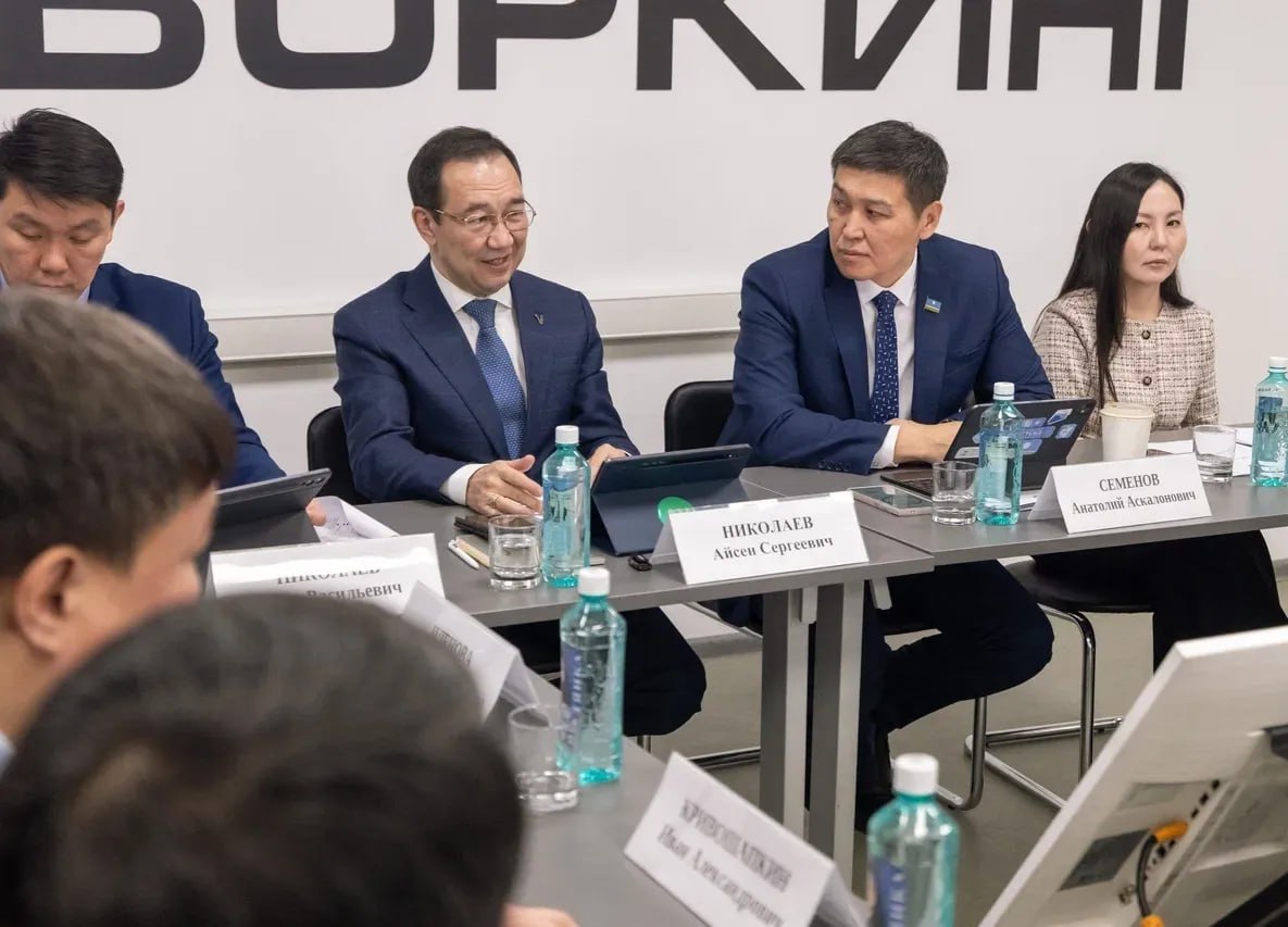 Айсен Николаев встретился с разработчиками искусственного интеллекта Глава Якутии Айсен Николаев обсудил внедрение разработок ИИ для медицины культуры госуправления и сохранения якутского языка с учеными и IT специалистами Якутия давно лидирует по уровню внедрения ИИ В 2025 году 12 местных разработок из 106 вошли в топ премии Лидеры ИИ в том числе Киберзащитник Сервис Обращайся от Сахавизион сократил время на договоры на 50 и на ответы прокуратуре на 70 За месяц в 32 органах он обработал 33 миллиона токенов ИИ Сайберия проанализировал 20 тысяч КТ снимков и сделал аналитику для больницы 3 об устойчивости бактерий к антибиотикам точность 81 Наша задача максимально реализовать возможности ИИ формируя собственные решения и команды а не просто следуя федеральной повестке сказал Айсен Николаев СВФУ создает голосового ассистента на якутском языке Центр АГУКИ разрабатывает ИИ каталог для библиотек и Ювелир AI с национальными орнаментами Совет по ИИ при Николаеве уже работает над координацией Якутия готова стать базой для центров данных и подготовки кадров