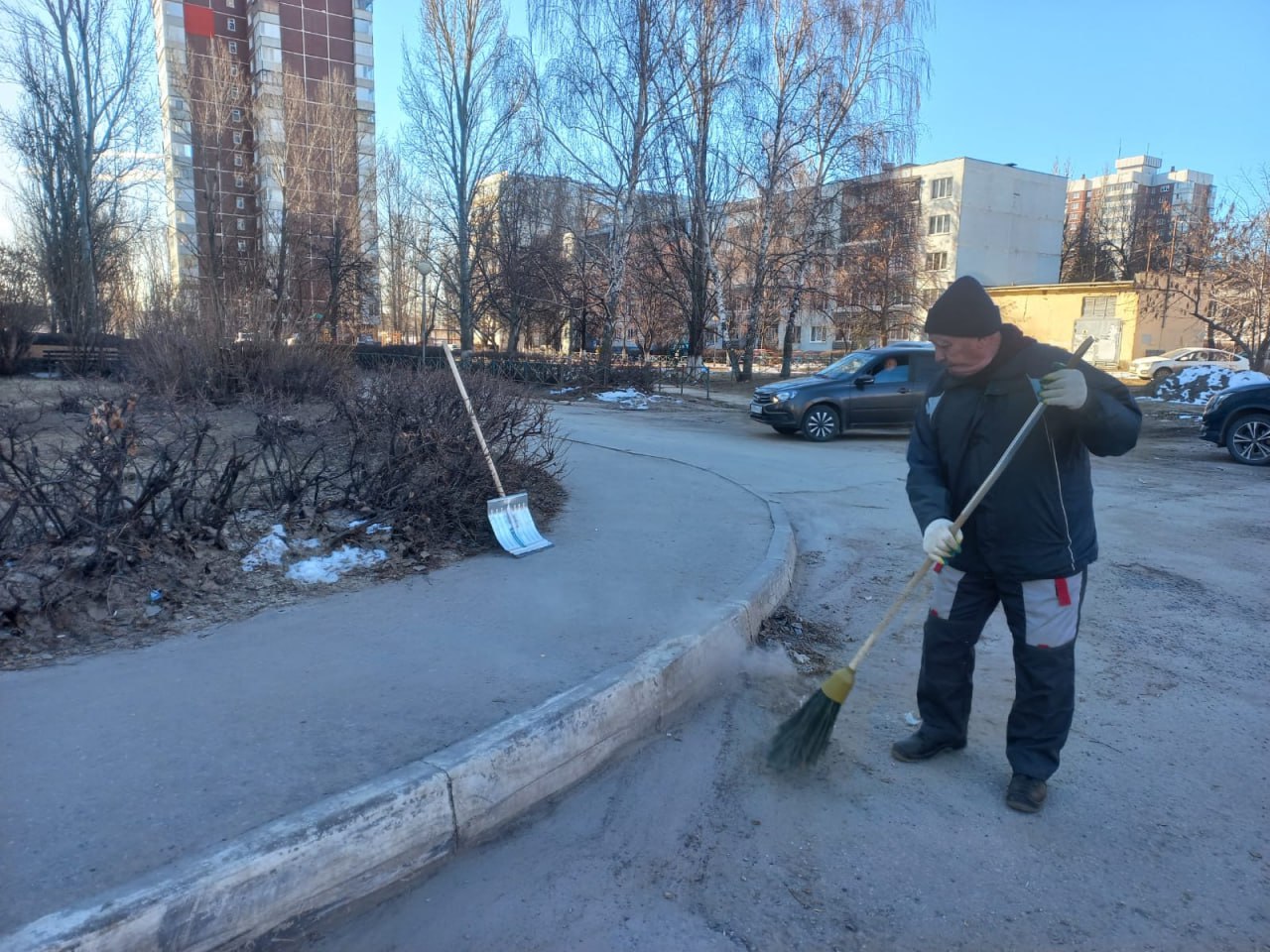 Чистота — залог порядка!    Снег сошёл, и самое время увидеть, где нужно убраться. По поручению главы города Александра Болдакина в Заволжском районе продолжаются масштабные уборочные работы.  Коммунальные и дорожные службы усилили работу по очистке дорог, тротуаров, после зимнего сезона. Особое внимание уделяется санитарной уборке территории, включая уборку мусора, оставшегося после таяния снега.  Управляющие компании и ТСЖ готовятся к весеннему месячнику по благоустройству, убирая на придомовых территориях многоквартирных домов всё, что скопилось под растаявшими сугробами за прошедшую зиму.  Многие предприниматели и владельцы малого и среднего бизнеса активно включаются в процесс уборки территорий вокруг своих офисов, магазинов и предприятий. Это не только забота о чистоте и порядке, но и важный элемент поддержания имиджа компании перед клиентами и партнёрами.