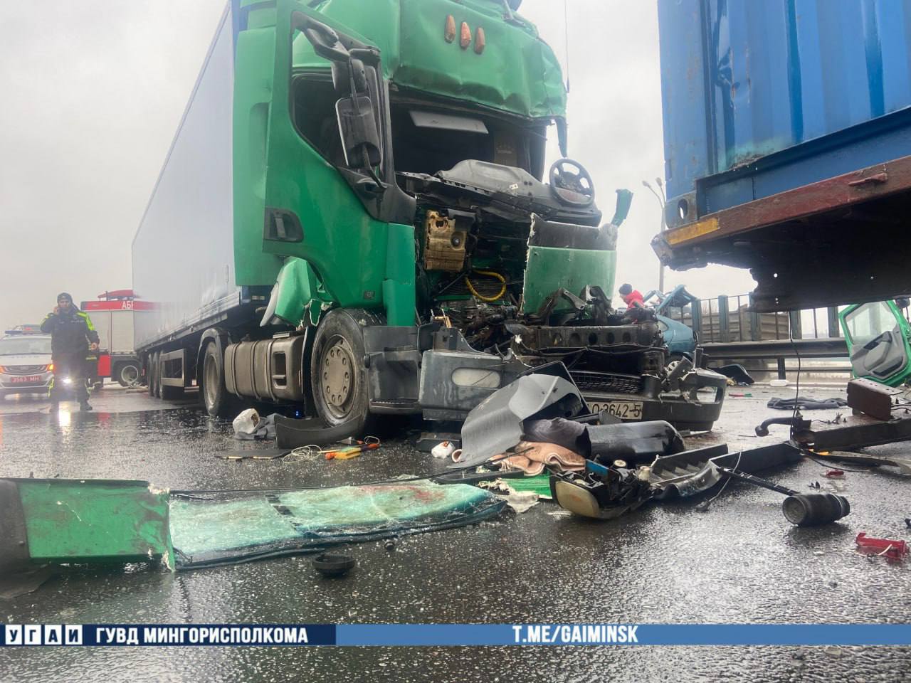 Стали известны подробности ДТП в районе 10-го км внешнего кольца МКАД.  По предварительной информации, произошло столкновение седельных тягачей Renault, DAF и легкового автомобиля Renault. Причины и обстоятельства произошедшего устанавливаются.  От полученных телесных повреждений 55-летний водитель седельного тягача Renault скончался на месте происшествия.  Фото: ГАИ  «Минск-Новости» MINSKNEWS.BY Telegram Viber FB VK Inst TikTok  YouTube