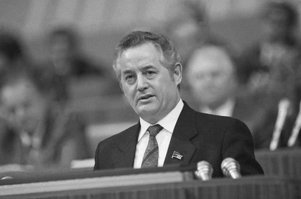 Умер бывший главред Известий Иван Лаптев Ему был 91 год сообщила изданию его жена Сегодня утром скончался в больнице уточнила Татьяна Лаптева Доктор философских наук журналист политический деятель родился 15 октября 1934 года в деревне Сладкое Омской области В 1978 м стал членом редколлегии газеты Правда где спустя четыре года занял пост заместителя главного редактора издания В 1984 году возглавил Известия Подписаться на Говорит Москва Telegram VK MAX