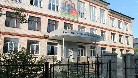 В здании СУНЦ УрФУ уже в следующем году может разместиться обычная школа Об этом на своей первой пресс-конференции рассказал и.о. ректора УрФУ Илья Обабков. СУНЦ должен переехать в новый корпус в микрорайоне Новокольцовский, а нынешнее здание в Пионерском микрорайоне станет обычной школой. «Старое здание находится в хорошем состоянии, его передадут городу или области», — сообщил Илья Обабков. Произойдёт переезд не ранее 2026 года, добавил и.о. ректора. Напомним, ранее переселение в общежития в микрорайоне Новокольцовский вызывало недовольство у части студентов, в основном из-за плохой транспортной доступности микрорайона. Специализированный учебно-научный центр СУНЦ был создан в составе УрГУ имени А. М. Горького в 1990 году. После поглощения УрГУ стал частью УрФУ. Считается одним из лучших учреждений среднего образования в России, в недавнем рейтинге RAEX занял 8-е место в стране, уступив лишь шести московским и одной новосибирской школе. Фото: УрФУ Телеграм-канал Поддержать Подписаться Прислать новость