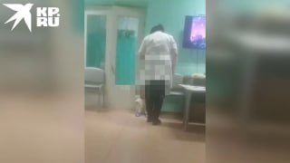 Бывшая медсестра тубдиспансера в Барнауле оправдывала избиение 4 летней девочки защитой других детей Воспитательницу детского туберкулёзного диспансера осудили за жестокое обращение с ребёнком Суд установил что женщина избивала четырёхлетнюю воспитанницу сироту находившуюся на отдыхе в санатории Факт рукоприкладства стал известен после того как другой ребёнок снял происходящее на видео и отправил запись родителям В судебном заседании подсудимая свою вину не признала Она заявила что таким образом защищала других детей группы от агрессивных действий пострадавшей девочки С учётом всех обстоятельств суд признал её виновной по статье о ненадлежащем исполнении обязанностей соединённом с жестоким обращением Бывшей медсестре назначили 10 месяцев исправительных работ условно с испытательным сроком в один год Её также лишили права работать с детьми на срок полтора года сообщает Объединённая пресс служба судов Алтайского края