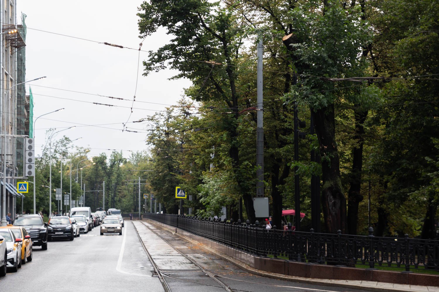 Синоптик Тишковец спрогнозировал кратковременный дождь в Москве 24 июля Сегодня в Москве синоптическая ситуация будет определяться тыловой частью циклона. Это значит, что ненастье продолжит ослабевать. Такой прогноз на 24 июля озвучил ведущий специалист центра погоды «Фобос» Евгений Тишковец. В течение дня в столице будет переменная облачность с прояснения, а днем местами пройдут кратковременные дожди. При этом температура воздуха прогреется до плюс 24-27 градусов, а…