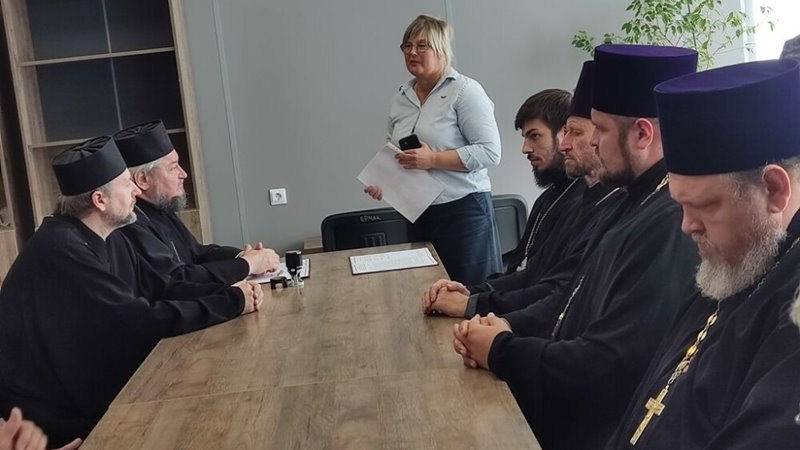 В Новочеркасске священнослужители освятили спортивный комплекс и стадион.  В Новочеркасске состоялось подписание Соглашения о сотрудничестве Управления по физической культуре и спорту администрации Новочеркасска и Новочеркасским благочинием Ростовской-на-Дону епархии. Соглашение подписали начальник управления Елена Зленко и благочинный приходов Новочеркасского округа протоиерей Олег Добринский. При подписании Соглашения о сотрудничестве присутствовали представители духовенства и спортивного сообщества Новочеркасска.  Соглашение направлено, в том числе, на развитие здорового образа жизни, гармоничного развития личности, активного отдыха молодежи, возрождение духовных ценностей, приобщение к православной культуре и противодействие деструктивному поведению.  Мероприятие прошло на территории нового физкультурно-оздоровительного комплекса «Ермак». После подписания Соглашения были освящены помещения и площадки ФОКа и стадиона «Ермак».