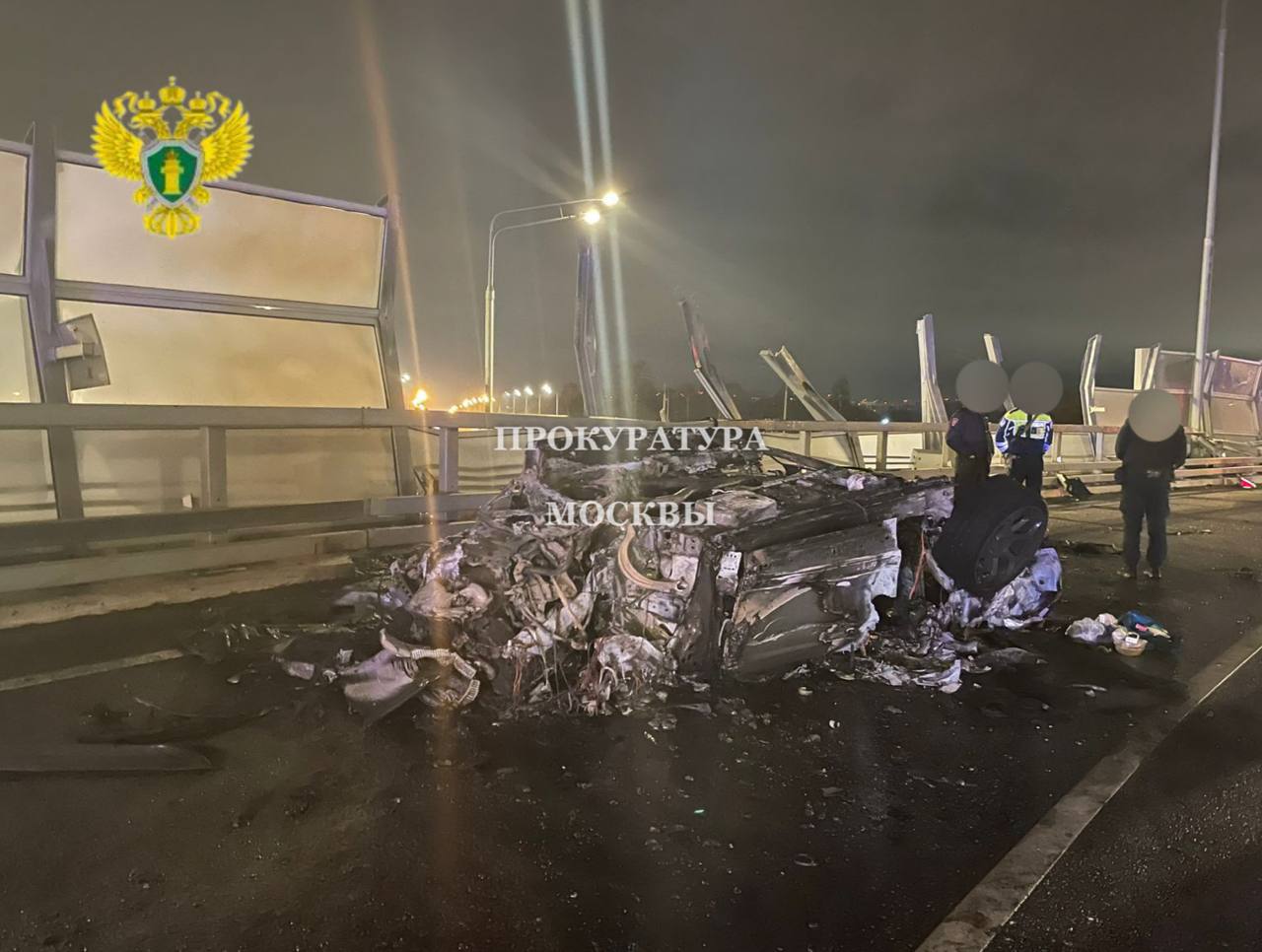 Смертельное ДТП с Lamborghini на севере Москвы Авария произошла около 1 30 ночи на съезде с Международного на Ленинградское шоссе По предварительным данным водитель не справился с управлением иномарка Lamborghini Urus стоимостью более 30 млн рублей врезалась в столб перевернулась и загорелась В результате ДТП два молодых человека погибли ещё двое госпитализированы с тяжёлыми травмами Причины и обстоятельства произошедшего уточняются Движение по Международному шоссе в направлении центра полностью перекрыто На месте работают оперативные службы и следователи Выбирайте пути объезда Прокуратура Москвы Подписаться на Москва 24 Наши каналы Новости в MAX