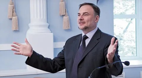 "Нужно опробовать на медиках" Тем временем Минобрнауки РФ активно поддерживает инициативу Минздрава о введении обязательной отработки после окончания вуза. Более того зависимости от итогов пилотного проекта собирается проанализировать, стоит ли распространять эту практику на другие направления подготовки, кроме медицинского, или нет, заявил намедни замминистра науки и высшего образования Дмитрий Афанасьев. Ранее стало известно, что в Минздраве подготовили проект поправок в федеральный закон "Об образовании в Российской Федерации", который предполагает, в том числе обязательное трудоустройство выпускников медспециальностей средних профессиональных учреждений и вузов, обучавшихся на бюджете. Отказавшихся обяжут выплачивать штрафы в двух или в трехкратном размере от затрат на обучение. Кроме того им придется повторно проходить и первичную аккредитацию. Однако опрошенные врачи и учащиеся медицинских университетов поставили под сомнение эффективность этой инициативы, которая якобы может повлиять на отток студентов-медиков. Так, 63% участников опроса сообщили о своей неуверенности в том, что нововведение как-то решит проблему кадрового дефицита. Многие так же подчеркнули, что возможно согласились бы на отработку, но лишь при повышении уровня зарплат врачей и предоставлении льгот на дальнейшую учебу. Тем временем Минздрав РФ уже посматривает в сторону Кубы. Главный экономист госкорпорации развития ВЭБ.РФ Андрей Клепач призвал пригласить в Россию врачей с Острова Свободы, чтобы восполнить "дефицит врачей и медсестер". Он отметил, что раньше в латиноамериканских и африканских странах работали от 20 до 40 тысяч кубинских медиков, многие из них получили образование в вузах России или СССР и якобы знакомы с ситуацией в нынешней медицине.