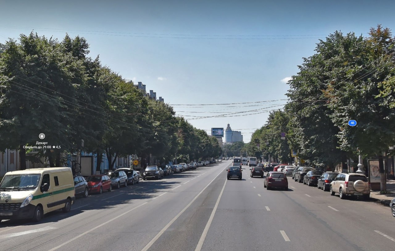 На проспекте Революции в этом году снова засохла часть высаженных деревьев. Десятки кленов стоят сухими. Старые липы вырубили, а новые не можем вырастить уже не первый год. На этапе проектирования я говорил чиновникам, что деревья не будут расти в плитке и бетоне. Не послушали, закатали в плитку привет молодым архитекторам . Тогда я сказал мэру Кстенину: в течении нескольких лет половина деревьев на проспекте погибнет, а другая половина не будет расти. К 2025 году мой прогноз полностью сбылся. Мой новый прогноз: еще в течении нескольких лет погибнет 90%.