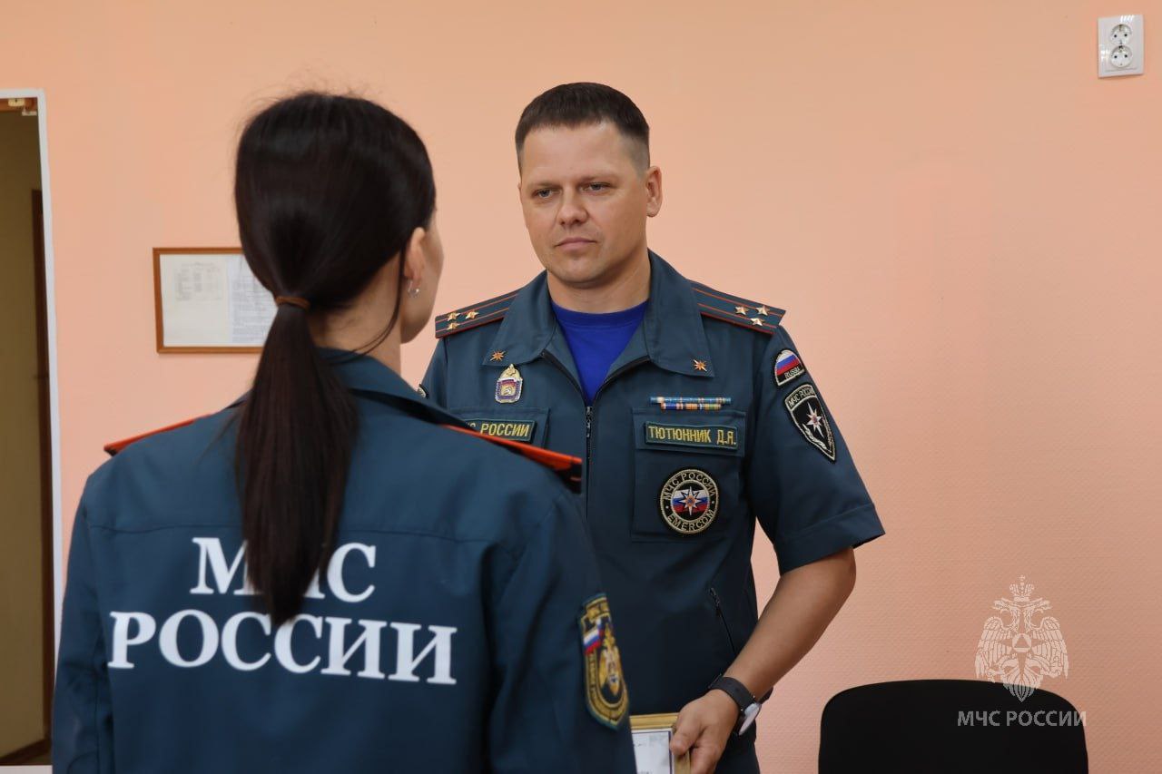 В Великом Новгороде прошло торжественное мероприятие, посвященное 98-й годовщине со дня образования Государственного пожарного надзора. Ведомственными наградами были отмечены лучшие сотрудники управления надзорной деятельности и профилактической работы. Также были вручены очередные звания. Главная задача Госпожнадзора – сделать всё, чтобы пожар не возник. Для этого специалисты надзорной деятельности регулярно проводят инспектирование объектов различных форм собственности. Выявляют нарушения требований пожарной безопасности и добиваются их устранения. Также сотрудники надзора проводят различные профилактические мероприятия по предупреждению пожаров: патрулирование населенных пунктов в том числе и обходы дворов , проверки мест жительства социально неблагополучных семей, проведение разъяснительных бесед с населением о мерах пожарной безопасности и действиях в случае возникновения пожара с вручением памяток. Круглый год они проводят профилактическую работу среди новгородцев, повторяя взрослым и детям важные правила пожарной безопасности. Каждый государственный инспектор твердо уверен в том, что предотвратить беду можно, если соблюдать правила пожарной безопасности.