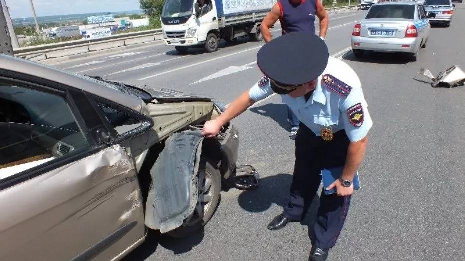 Экс-полицейский из Салавата придумал мошенническую схему с автостраховками  По версии следствия, в 2016 году житель Салавата разработал преступную схему похищения денег страховых компаний. Он давал взятку от 10 до 20 тысяч рублей сотруднику ГИБДД, который оформлял подложные документы за инсценированные ДТП. Затем граждане сдавали эти документы в страховые компании и получали возмещение ущерба.  За 3 года бывшие инспекторы зарегистрировали 25 таких “аварий”, общей суммой в 288 000 ₽. Но на этом история не закончилась. После увольнения со службы, бывшие полицейские, продолжили заниматься подставными страховками и передавали взятки действующим коллегам, которые входили в состав преступной группы.  В результате, страховым компаниям причинен ущерб – более чем 1,4 млн. руб.  Как итог, на скамье подсудимых трое экс-сотрудников ГИБДД из Кугарчинского и Зилаирского районов, а также восемь граждан. Они признали свою вину.  Фото: соцсети UTV  Стерлитамак, Салават, Ишимбай Новости