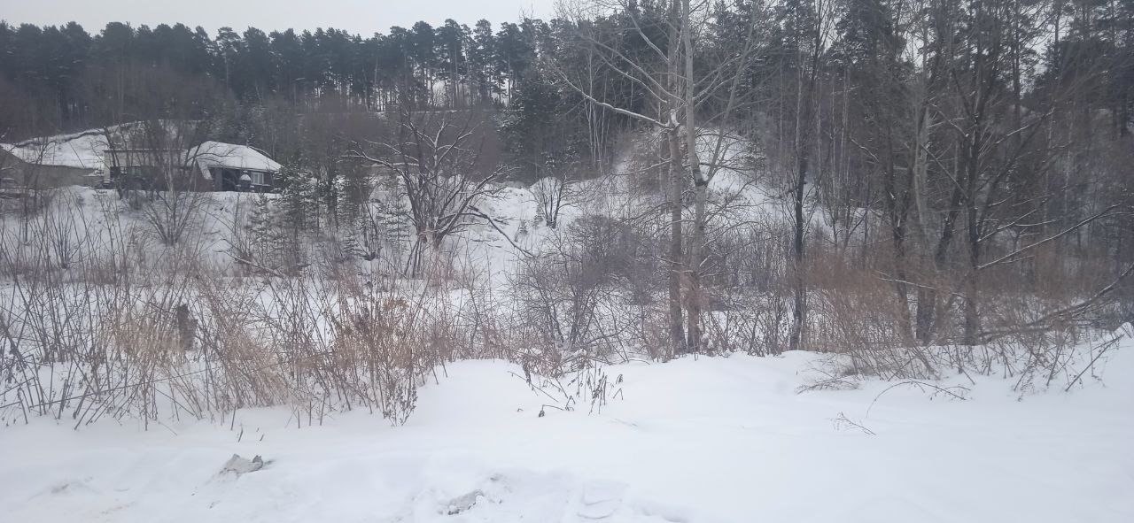 Открывший стрельбу в Барнауле рецидивист вновь окажется за решеткой В октябре 2024 года 53 летний вор отбывающий наказание в виде обязательных работ не явился в исправительный центр Его объявили в федеральный розыск Местонахождение беглеца удалось установить в декабре Он скрывался в лесном массиве в районе барнаульской Борзовой Заимки При попытке задержания злоумышленник взял в заложники свою жену а также несколько раз выстрелил в сторону сотрудника УФСИН и полицейского Правоохранители получили ранения Ранее преступник неоднократно отбывал наказание в том числе за преступления имущественного характера и против половой неприкосновенности отметили в Следкоме Алтайского края Уголовное дело по факту захвата заложника и покушения на жизнь сотрудников правоохранительных органов с обвинительным заключением передано в суд