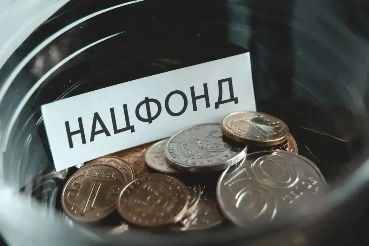 Нацфонд Казахстана снова тратит больше чем зарабатывает По итогам первого квартала 2026 года расходы в Нацфонд поступило 799 54 млрд тенге тогда как изъятия составили 800 38 млрд тенге На 1 апреля 2026 года объем средств фонда 37 33 трлн тенге Основной приток обеспечили налоги от нефтяного сектора 783 82 млрд тенге что на 26 1 больше чем годом ранее Незначительные суммы дали и другие источники как например прочие операции нефтяных компаний продажа сельхоз техники и приватизация