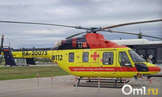 Омичи с инфарктами и недоношенные малыши в минздраве рассказали кого доставляли вертолётом в больницы Министр здравоохранения Омской области Дмитрий Маркелов подвел итоги работы санитарной авиации за 2025 год По его словам в прошлом году вертолеты выполнили 275 вылетов для экстренной эвакуации пациентов Приоритет в эвакуации санитарным транспортом отдается пациентам с инсультами и инфарктами где скорость медицинской помощи сказывается на дальнейшем прогнозе выздоровления отметил глава профильного министерства Таких пациентов в прошлом году было около 120 Срочная медицинская помощь также оказывается детям в течение года санитарные вертолеты эвакуировали 60 юных омичей включая новорожденных Среди них были недоношенные малыши возраст которых составлял от 29 до 33 недель Их перевозили в специализированных кювезах В общей сложности благодаря санавиации в 2025 году удалось спасти более 330 омичей Om1 Омск в MAX