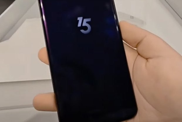 ГАДЖЕТЫ XIAOMI ПРЕДСТАВИЛА ПЕРВЫЙ СМАРТФОН НА СОБСТВЕННОМ ЧИПЕ Китайская корпорация Xiaomi анонсировала смартфон Xiaomi 15S Pro на базе процессора XRING 01. Аппарат оказался первым смартфоном бренда, который получил фирменный процессор, разработанный инженерами Xiaomi. Чип получил в синтетических тестах AnTuTu 3 миллиона баллов, опередив популярный флагманский процессор Snapdragon 8 Elite. Ранее глава Xiaomi Лэй Цзюнь заявил, что его фирма будет самостоятельно создавать чипы и потратит на их разработку 7 миллиардов долларов. Новый флагман по характеристикам практически ничем не отличается от Xiaomi 15 Pro, который вышел в октябре 2024 года. Однако на задней панели гаджета выгравирован логотип процессора XRING. Стоимость смартфона, основанного на собственном чипе Xiaomi, составила 5499 юаней, или около 60 тысяч рублей. 15S Pro получил 6,73-дюймовый AMOLED-дисплей с разрешением 3200х1440 пикселей и частотой 120 герц. Аппарат вышел с графическим ускорителем Immortal-G925. Смартфон имеет основную камеру с тремя объективами разрешением 50 мегапикселей. Телефон оснащен аккумулятором емкостью 6100 миллиампер-часов. ФОТО: Kingmi Mobile / YouTube #аврорамедиа_гаджеты Telegram-экосистема АВРОРА МЕДИА МЕДИА НОВОСТИ РЕГИОН ЛАЙФ СПОРТ ГЕРЛЗ ХАЙТЕК ПЕРСОНЫ ИНСАЙД КРИМИНАЛ МОЛОДОСТЬ LIVE АВРОРА МЕДИА YOUTUBE RUTUBE