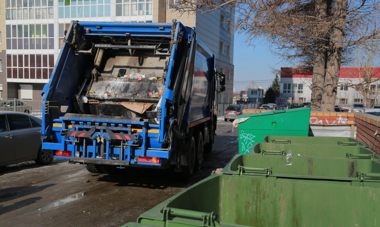 Тысячу новых баков для вторсырья установили по поручению мэра Кудрявцева  Отрегулировать вывоз раздельно собранных отходов в Новосибирске потребовал мэр Максим Кудрявцев. По его поручению, проблему с контейнерами решат до конца февраля.  Прошлой осенью частная компания «Тайгер-Сибирь» перестала обслуживать свои жёлтые сетки для пластика и зелёные кубы для картона во дворах города. Жители стали жаловаться на переполненные ёмкости. Как оказалось, забирать мусор из таких баков крайне затруднительно, поэтому регоператор стал менять их на свои, сапфирового цвета.  На оперативном совещании во вторник, 21 января, мэр потребовал у генерального директора АО «САХ» Александра Южакова доклад о том, как идёт работа.  Глава регоператора сообщил, что установлено уже больше тысячи удобных контейнеров для вторсырья. 27 штук пришлось демонтировать из-за использования не по назначению — в них выбрасывали обычные ТКО. «Спецавтохозяйство» планирует закончить переоборудование площадок в течение полутора месяцев. Ситуация должна быть стабилизирована к началу марта, подчеркнул Максим Кудрявцев.