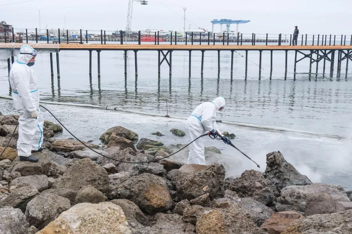 Мэрия Анапы увеличила исковые требования к судовладельцам танкеров Волгонефть 212 и Волгонефть 239 по делу о крушении у Керченского пролива до почти 670 млн рублей Первоначально сумма требований составляла около 545 9 млн рублей Суд объявил перерыв до 27 ноября для уточнения документов связанных с контрактами по ликвидации последствий ЧС Крушение танкеров произошло 15 декабря 2024 года в шторм что вызвало разлив мазута и масштабные очистные работы на пляжах Темрюкского района и Анапы Кубанские Новости Мы в MAX