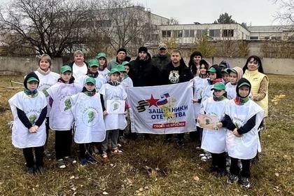 В Амвросиевской школе-интернат №4 в ДНР заложили Аллею Героев СВО  Высадка Аллеи героев в знак уважения к участникам специальной военной операции подчеркивает важность патриотизма и сохранения исторической памяти среди молодежи. Каждый саженец рябины, укорененный сегодня, символизирует стойкость и мужество людей, защищающих свою Родин, - сказала заместитель руководителя по общественным проектам донецкого филиала фонда «Защитники Отечества» Дарина Войтенко.  В пресс-службе добавили, что важным аспектом в рамках акции «Сад памяти» является привлечение молодежи к участию в таких делах.