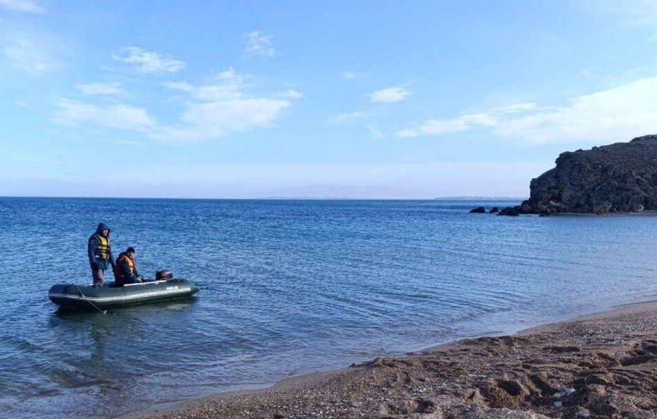 Спасатели продолжают искать пропавших в шторм рыбаков в Азовском море Поиск двух рыбаков которые вышли в море 12 февраля и попали в трехбалльный шторм продолжается По состоянию на 16 февраля специалисты осмотрели 132 километра береговой линии и 302 квадратных километра акватории Азовского моря Водолазы провели три погружения Всего в поисковых работах задействованы 110 человек 10 единиц техники также поиск ведется с помощью беспилотника Фото МЧС Крыма Подписывайся на truekpcrimea