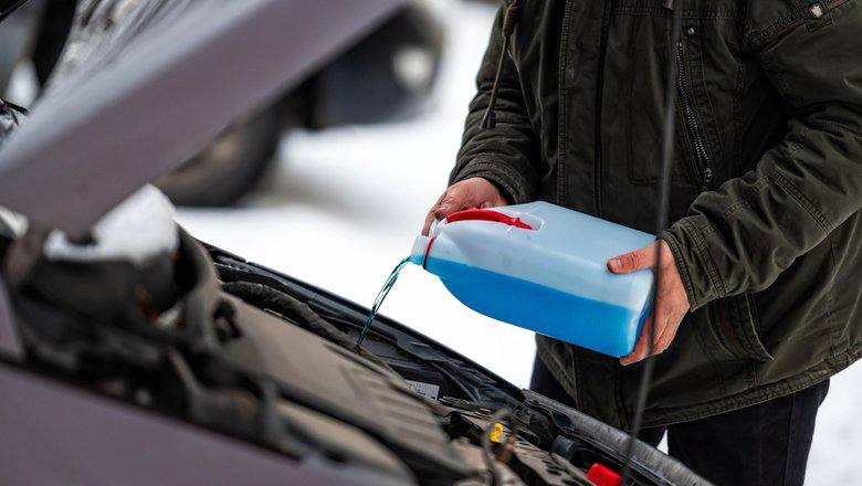 Незамерзайка как выбрать чтобы не навредить машине и сохранить обзор зимой Зимой автомобили сталкиваются с дорожными реагентами мокрым снегом и грязью из за которых лобовое стекло быстро теряет прозрачность В таких условиях качество омывающей жидкости влияет не только на видимость за рулем но и на состояние всей системы стеклоомывателя Как выбрать хорошую зимнюю омывайку почему нельзя экономить на этом расходнике и что делать если система уже замерзла в материале nokta