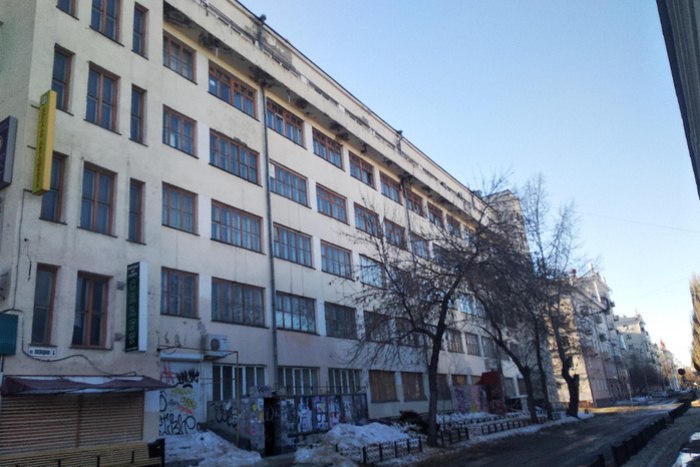 Застройщик TEN отказался от сноса здания ДОСААФ в центре Екатеринбурга  Компания «TEN девелопмент», владеющая зданием бывшего общежития Добровольного общества содействия армии, авиации и флоту  ДОСААФ  на улице Воеводина, 6 в центре Екатеринбурга, не планирует его сносить. Об этом в своем Telegram-канале написал депутат городской думы Константин Киселев, сообщает «Ъ-Урал».  «TEN девелопмент» выкупила конструктивистское здание в центре Екатеринбурга в 2022 году за 154,5 млн. рублей под строительство на его месте нового объекта.  Не с первого раза, но в апреле историко-культурная экспертиза не признала здание ДОСААФ объектом культурного наследия и разрешила его снос.  Как рассказал Константин Киселев, после появления этой информации он встретился с представителями компании-застройщика и те заверили, что отказались от идеи сноса. Дом, несмотря на высокую стоимость работ, планируется восстановить и ввести в эксплуатацию.