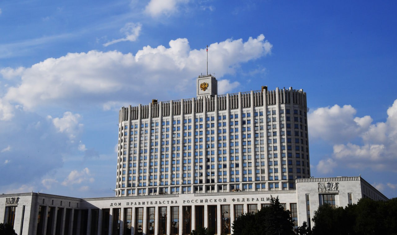 Правительство РФ продлило отсрочку по уплате налогов для жителей курского приграничья Подписано постановление о продлении отсрочки по уплате транспортного и земельного налогов, а также налога на имущество физических лиц для граждан, местом жительства которых на 1 августа 2024 года являлась приграничная территория Курской области либо территория, где введен режим КТО и принято решение об отселении. Решение распространяется на налоги, которые необходимо было заплатить в 2024 и 2025 годах. Теперь можно это сделать до 1 декабря 2026 года. Фото: Правительство РФ.