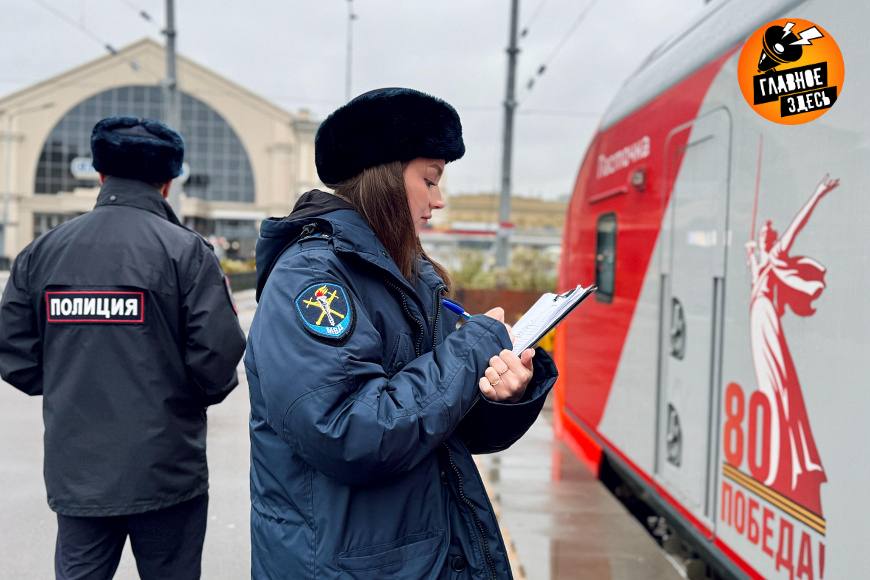 107 лет исполняется органам внутренних дел на транспорте Российской Федерации Официальной датой создания этой службы в России считается 18 февраля 1919 года когда был подписан декрет Об организации железнодорожной милиции и железнодорожной охраны Транспортная полиция отвечает за предотвращение преступлений на объектах транспортной инфраструктуры и защиту пассажиров Главное здесь Подписывайтесь