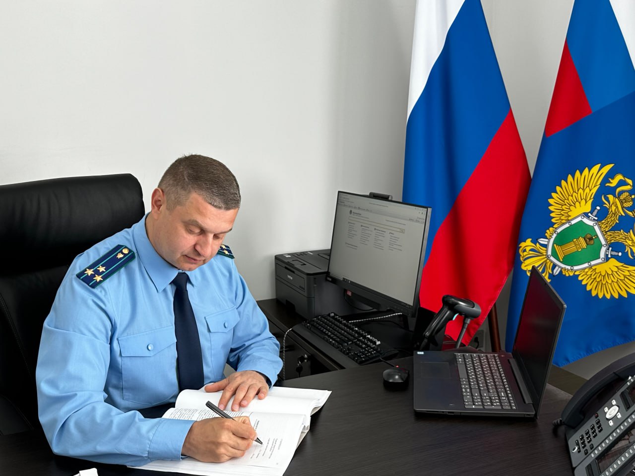 Возраст не помеха женщины 52 и 63 лет подрабатывали курьерами героина через социальные сети Уголовное дело направлено в суд Первый заместитель прокурора области Денис Герасимов утвердил обвинительное заключение по уголовному делу в отношении двух жительниц Хабаровского края ранее неоднократно осужденных за совершение преступлений в сфере незаконного оборота наркотических средств Обвиняемые в составе организованной группы осуществили серию покушений на незаконный сбыт героина Так в течение 2024 2025 годов женщины действуя согласно отведенным ролям в составе организованной группы под руководством организатора интернет магазина на территории Хабаровского края забирали из оборудованных тайников партии наркотических средств и привозили их в Амурскую область Далее наркотические средства прятали в укромных местах а информацию о местонахождении тайника в виде фотографии с координатами местности посредством сети Интернет пересылали оператору онлайн магазина Однако довести свои противоправные действия до конца обвиняемые не смогли сотрудниками правоохранительных органов их действия пресечены наркотические средства изъяты из незаконного оборота  В отношении задержанных злоумышленниц возбуждено уголовное дело по ч 3 ст 30 п а ч 4 ст 228 1 УК РФ покушение на незаконный сбыт наркотических средств совершенное с использованием информационно телекоммуникационных сетей включая сеть Интернет организованной группой то есть умышленные действия лица непосредственно направленные на совершение преступления если при этом преступление не было доведено до конца по независящим от этого лица обстоятельствам Прокуратура области направила уголовное дело в суд для рассмотрения по существу В соответствии с Уголовным кодексом РФ обвиняемым грозит от десяти до двадцати лет лишения свободы ПРОКУРАТУРА АМУРСКОЙ ОБЛАСТИ