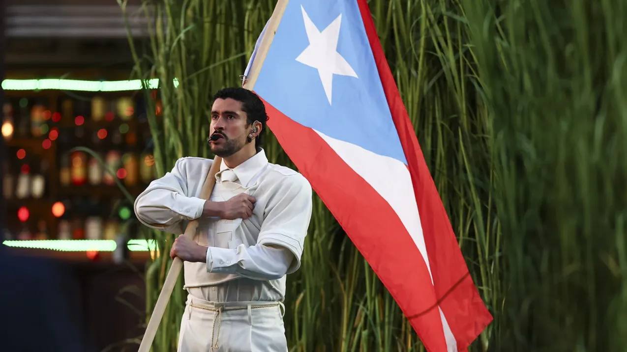 ночь на 9 февраля в США прошел финальный матч североамериканской НФЛ Супербоул в перерыве которого на поле выступил пуэрториканский рэпер Bad Bunny Дональд Трамп раскритиковал шоу назвав его одним из худших за всю историю и пощечиной США Kevin Sabitus Getty Images