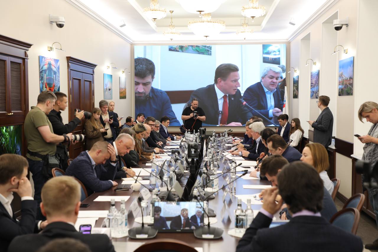 Российская медиаиндустрия готова к конкуренции с западными игроками и укрепляет свои позиции На заседании Комиссии РСПП по медиаиндустрии и предпринимательству в информационной сфере обсудили будущее российского контента Среди ключевые тем возвращении на рынок западных игроков и готовность российских компаний конкурировать с ними на равных Помимо этого обсуждалось продвижение инициатив по защите традиционных ценностей и прав ребенка усиление борьбы с пиратством и нелегальной обработкой данных а также меры поддержки ИП в креативных индустриях Рынок растет и меняется поэтому для достижения целей медиаиндустрии в России было бы правильно совершенствовать меры поддержки индустрии с учетом современных условий и адаптировать к меняющимся внешним условиям заметил председатель комиссии генеральный директор ИРИ Алексей Гореславский Подписывайся на Голос страны в МАХ