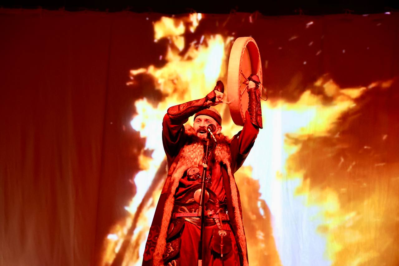 Солнце сменило милость на гнев произошли сильнейшие опасные вспышки На Солнце на фоне неожиданного вчерашнего возобновления активности произошли первые с 21 января сильные вспышки уровня M Это события непосредственно предшествующие высшему уровню X Об этом сообщает официальный канал лаборатории солнечной астрономии С утра 1 февраля 2026 года уровень вспышек преодолел порог M отделяющий сильные события от обычных так как вспышки M в среднем в 10 раз сильнее чем обычные вспышки категории C и почти наверняка в течение сегодняшнего и завтрашнего дня Солнце начнет пытаться пробить порог уровня X пояснили эксперты Оказывает ли активность Солнца уже сейчас воздействие на Землю   t me chgub