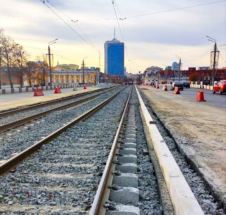 В Челябинске завершается капитальный ремонт трамвайных путей на улице Кирова Ремонт участка от проспекта Победы до Труда близится к завершению работы идут без закрытия движения трамваев практически закончена сварка рельсовых стыков из 304 осталось 8 которыми подрядчик займется предстоящей ночью продолжается рихтовка пути вагоны по Кирова теперь двигаются плавнее и тише гранитный бордюр который обособляет пути от проезжей части установлен на 75 крупноформатные бетонные плиты укладываются не только на переездах но и в районе остановок Такое решение позволит в будущем сократить срок ремонтов поскольку снять и вернуть на место большие плиты можно быстрее чем мелкую плитку cheltrans eoblast