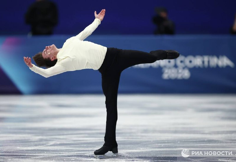 Наумов почтил память погибших родителей после первого выступления на ОИ Во время выхода американского фигуриста на кубе ледовой арены появилась надпись Мама и папа это для вас В зоне ожидания оценок спортсмен продемонстрировал фотографию своих родителей советских и российских фигуристов Евгении Шишковой и Вадима Наумова которые трагически погибли в авиакатастрофе в 2025 году Подписывайтесь на РИА Новости Спорт в MAX