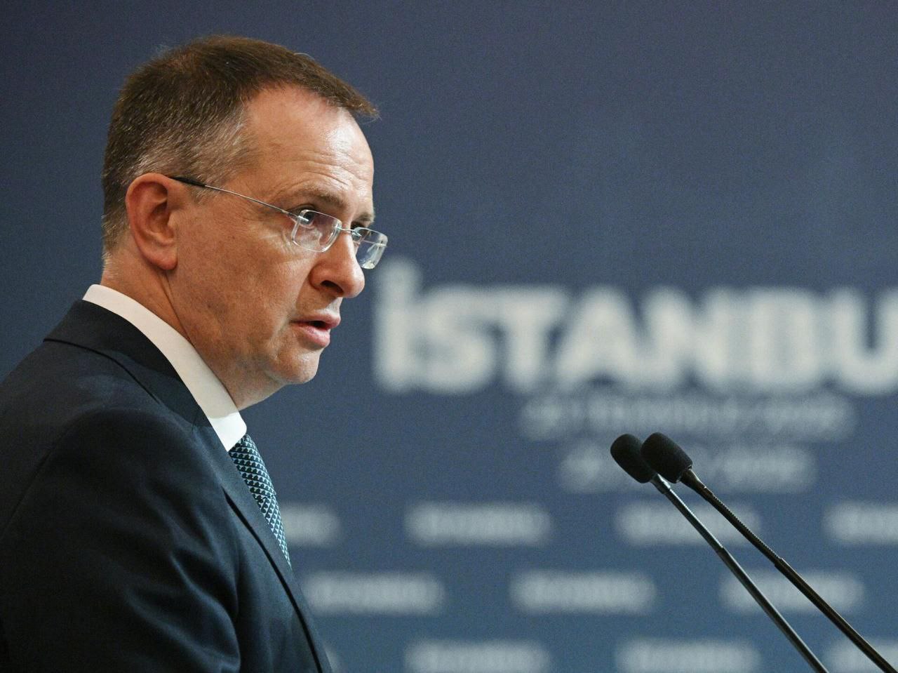 Не все украинцы серьезно относятся к теме возвращения детей: есть граждане, для которых этот вопрос жизненно важен, а есть те, кто делает на этом политический пиар, заявил РИА Новости помощник президента РФ Владимир Мединский. «Кто-то относится серьезно, а кто-то делает из этого политический пиар. Конечно, когда речь идет о родителях и родственниках, это не просто серьезный, это главный жизненный вопрос», — сообщил Владимир Мединский, отвечая на вопрос о том, серьезно ли относятся украинцы к теме возвращения детей, которая была затронута в ходе стамбульских переговоров. По итогам второго раунда переговоров украинская делегация передала России список из 339 якобы похищенных детей. После третьего раунда в Стамбуле Владимир Мединский заявил, что большое количество детей из украинского списка никогда не были на территории России. Кроме того, выяснилось, что 50 фамилий из списка принадлежат взрослым людям. При этом часть детей уже возвращена на Украину, эта работа продолжается.