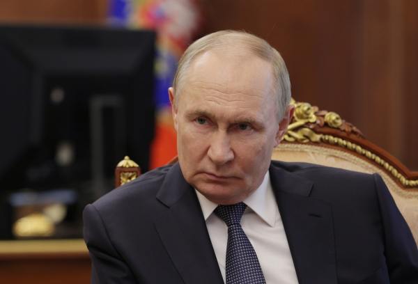 Путин: после распада СССР Запад желал достичь геополитических преимуществ над Россией  Как заявил президент, в Европе и Америке после развала Советского Союза решили, что будут «жить по правилам, которые придумали сами для себя», игнорируя интересы нашей страны.  «После распада СССР у Запада осталось наплевательское отношение к государственным стратегическим интересам России. Идеология в появлении противоречий между Западом и Россией имела значение, но в их основе лежали геополитические интересы», — сказал глава государства в неопубликованном ранее фрагменте документального фильма Павла Зарубина «Россия. Кремль. Путин. 25 лет».  По словам Владимира Путина, России стало ясно, что с ней не будут считаться, пока она не заявит о себе как о суверенной державе, способной отстаивать своё будущее.    Подпишись на «Говорит Москва»