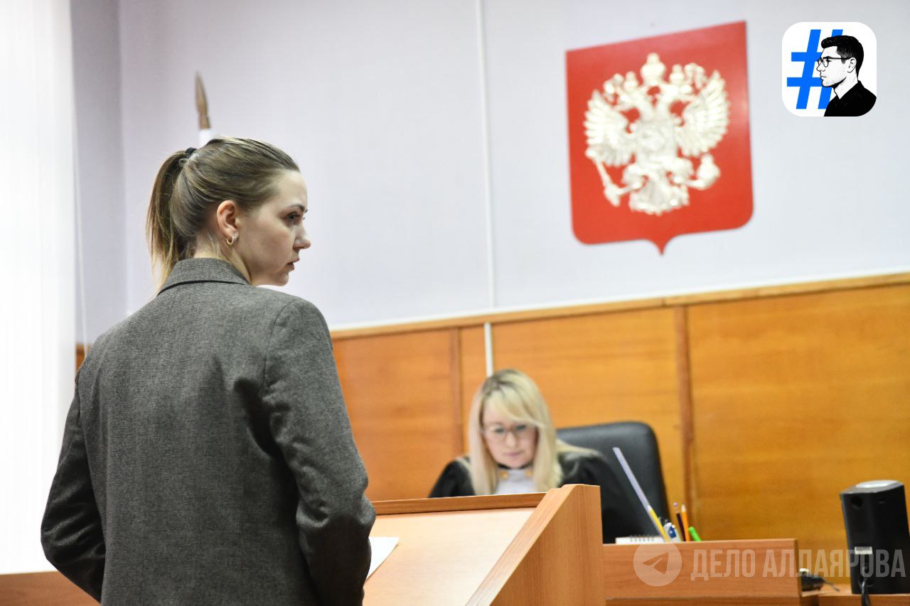 Могло быть давление тетя редактора URA RU узнала от мужа о взятках на свою карту В суде допросили Юлию Карпову жену Андрея Карпова на словах которого строится дело против Дениса Аллаярова Она рассказала что с мужем живет то вместе то отдельно бюджет у них разный По версии следствия именно на ее карту журналист перевел деньги за получение оперативной информации от своего дяди Во время допроса в июне Юлия Карпова не комментировала переводы так как не знала их назначения Однако спустя время на втором допросе она заявила что по словам супруга это была взятка от Дениса Защита Аллаярова ходатайствовала об оглашении первых показаний чтобы устранить противоречия Адвокаты считают что Карпов мог оказывать давление на жену чтобы она дала выгодные ему показания Юлия также признала что никогда не была свидетелем договоренностей между мужем и племянником о сотрудничестве и передачи денег Сегодня также планировали допросить бабушку Дениса однако по состоянию здоровья она не смогла приехать Ее опросят в суде по ВКС Дело Аллаярова