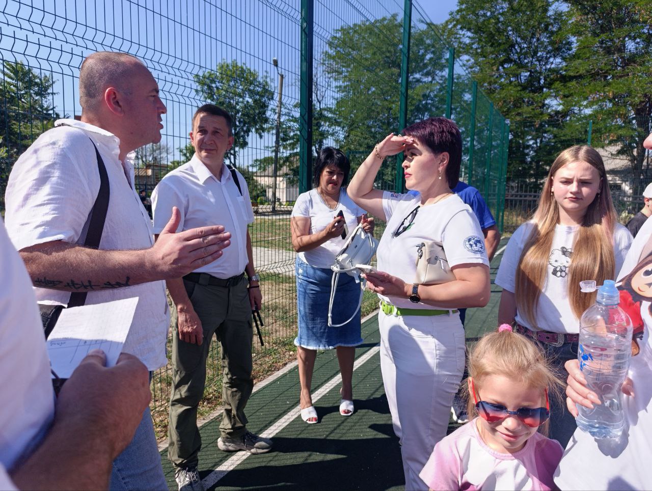 В Геническе состоялась семейная эстафета ко Дню семьи, любви и верности Сегодня в Геническом парке культуры и отдыха семейные команды соревновались в эстафете «Мама, папа, я – спортивная семья». Шесть дружных семей продемонстрировали свою ловкость, скорость и командный дух в борьбе за звание самых спортивных. Соревнования включали в себя 9 разнообразных эстафет, каждая из которых требовала от участников не только физической подготовки, но и умения работать в команде. За ходом соревнований следил опытный ведущий, советник директора по воспитанию Генической школы №4 Владимир Кокуль, который создал атмосферу праздника и поддерживал участников. Поздравили спортивные семьи и вручили им заслуженные награды глава Генического муниципального округа, секретарь местного отделения партии «Единая Россия» Юлия Семякина и помощник депутата Херсонской областной Думы Рустема Ниметуллаева Рустем Оксуз. Грамоты и памятные подарки стали приятным дополнением к положительным эмоциям, которые получили участники соревнований. Рустем Оксуз, передавая поздравления от имени Рустема Ниметуллаева, отметил вклад этих семей в популяризацию спорта и активного отдыха в регионе. Он вручил подарки и выразил надежду, что такие мероприятия вдохновят и другие семьи на занятия спортом. По итогам напряженной борьбы места распределились следующим образом: первое место разделили семьи Синякиных и Грицун, на втором месте оказались семьи Дроновых и Кондрашовых, а третье место заняли семьи Пинаевых и Луниных. Семейные спортивные соревнования – это не только возможность проявить свои спортивные навыки, но и прекрасный способ провести время вместе, укрепить семейные узы и подарить детям незабываемые впечатления. Организатором мероприятия выступила администрация Генического муниципального округа при поддержке губернатора Херсонской области Владимира Сальдо, депутата Херсонской областной Думы Рустема Ниметуллаева и главы Генического муниципального округа Юлии Семякиной. #Администрация_Генический_МО